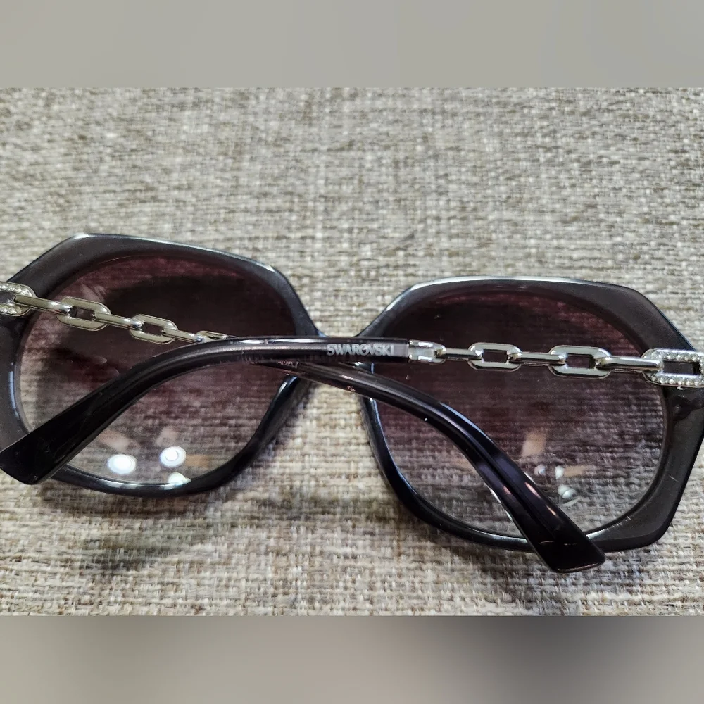 NEW SWAROVSKI COSMOPOLITAN SUNGLASSES. Cleaning cloth and case included.